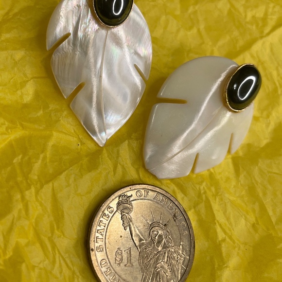 Vintage Earrings MOP Leaf Black Stone Pierced - Picture 3 of 4